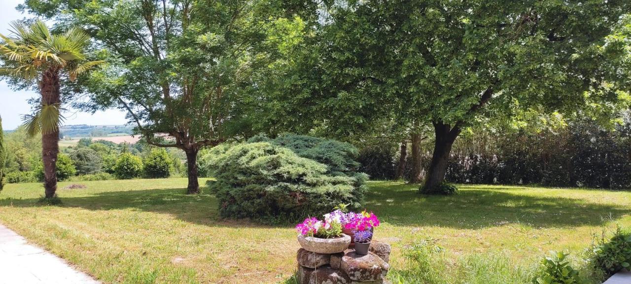 Domaine Les Garrigues Bed and Breakfast Puygaillard-de-Quercy Exteriör bild