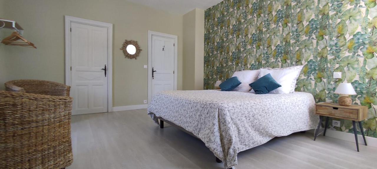 Domaine Les Garrigues Bed and Breakfast Puygaillard-de-Quercy Exteriör bild