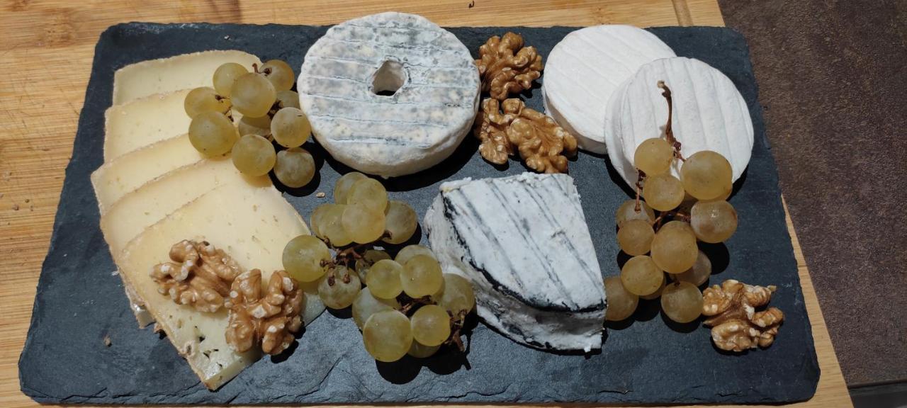 Domaine Les Garrigues Bed and Breakfast Puygaillard-de-Quercy Exteriör bild