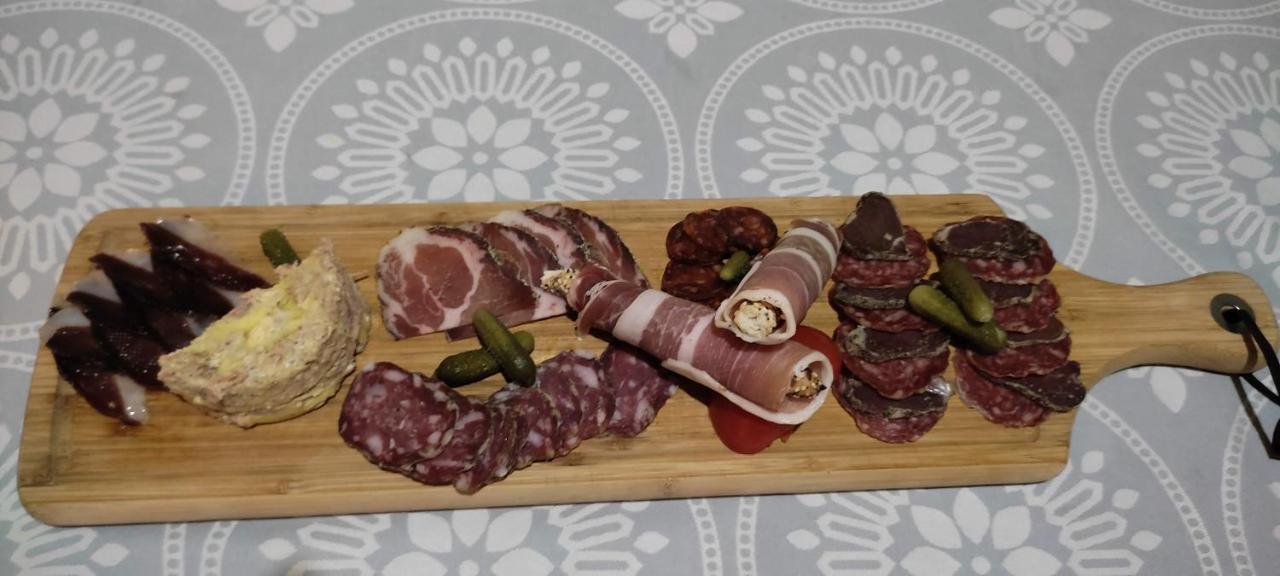 Domaine Les Garrigues Bed and Breakfast Puygaillard-de-Quercy Exteriör bild
