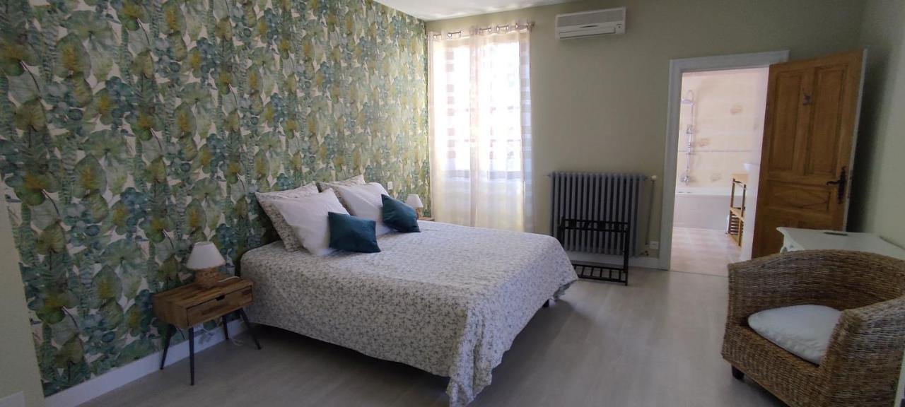 Domaine Les Garrigues Bed and Breakfast Puygaillard-de-Quercy Exteriör bild